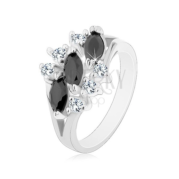 Lesklý prsten ve stříbrném odstínu, černá zirkonová zrnka, čiré zirkonky