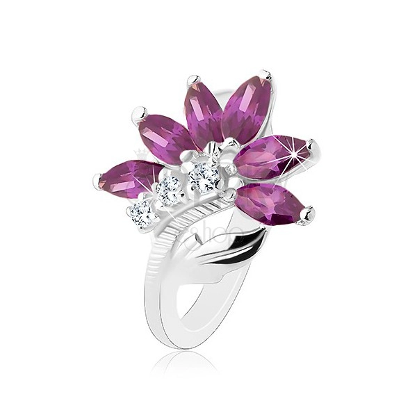 Blýskavý prsten ve stříbrné barvě, tmavě fialový květ, lesklý list
