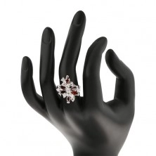 Lesklý prsten s úzkými rameny, tmavě červená zrnka a čiré kulaté zirkonky