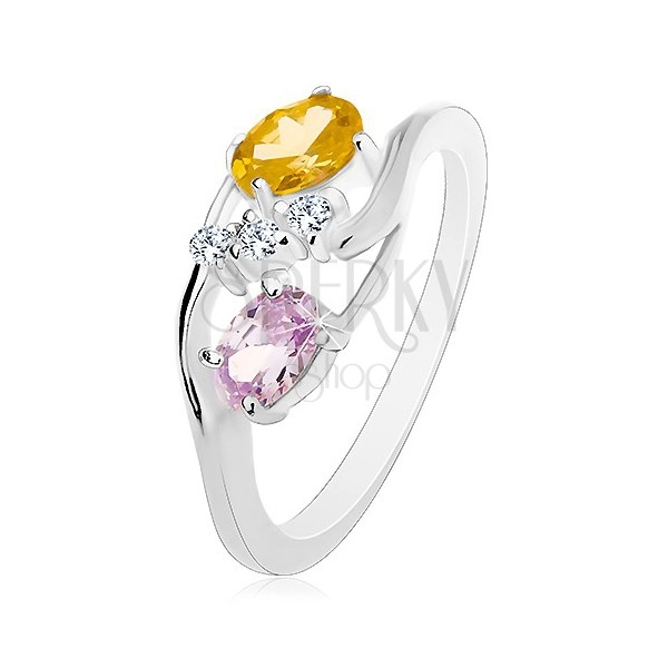 Prsten s úzkými zahnutými rameny, žlutozelený a světle fialový ovál, čiré zirkonky