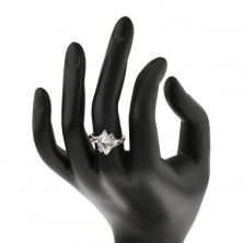 Prsten stříbrné barvy, čiré zirkonové zrnko, dvojice zirkonků, zahnutá ramena