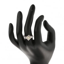 Prsten ve stříbrném odstínu s vroubkovanými rameny, barevný ovál, čiré zirkony