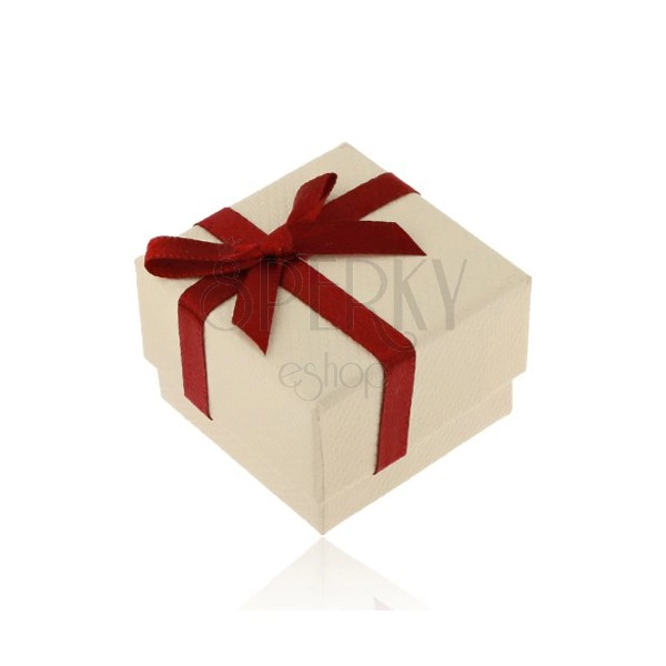 Papírová dárková krabička v béžovém odstínu, bordó stužka s mašlí