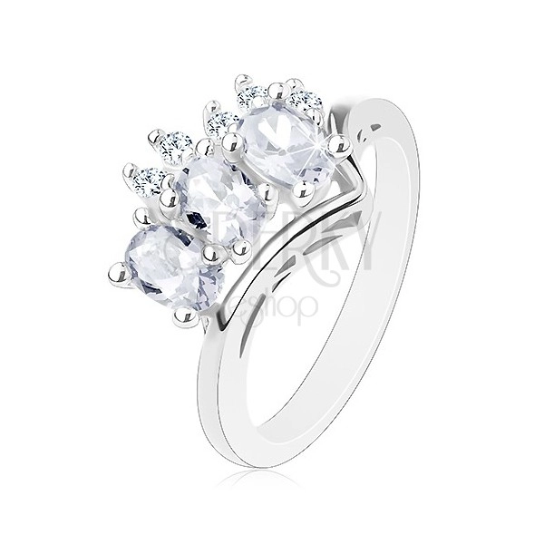 Třpytivý prsten ve stříbrné barvě, trojice čirých oválů a kulaté zirkonky