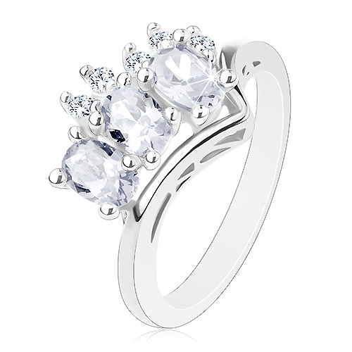 Třpytivý prsten ve stříbrné barvě, trojice čirých oválů a kulaté zirkonky - Velikost: 60