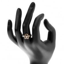 Ocelový prsten v dvoubarevném provedení, obrys květu s vyvýšeným čirým zirkonem