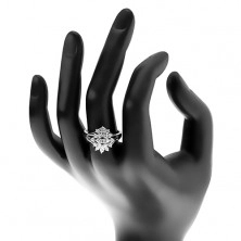 Lesklý prsten - stříbrná barva, rozvětvená ramena, čiré kulaté zirkony