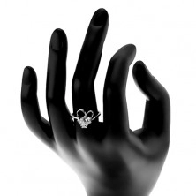 Prsten ze stříbra 925, vystupující čirý zirkon v obrysu srdíčka, malé lichoběžníky