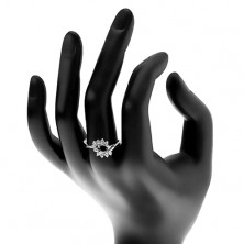 Prsten s lesklými rameny, černý zirkonový ovál a čiré obloučky