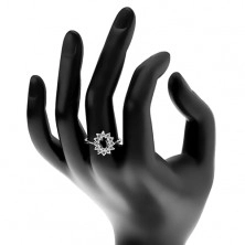 Prsten s hladkými rameny stříbrné barvy, broušený ovál, čirý zirkonový lem