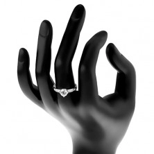 Stříbrný prsten 925, zirkon čiré barvy v ozdobném kotlíku, zirkonky na ramenech