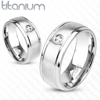 Titanový prsten stříbrné barvy s matným povrchem, zářezy a zirkonem, 8 mm - Velikost: 59
