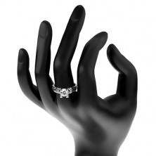 Zásnubní prsten - stříbro 925, výřezy na ramenech, čirý zirkon v ozdobném kotlíku
