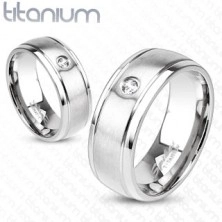 Matný prsten z titanu ve stříbrném odstínu, tenké rýhy a čirý zirkonek, 6 mm