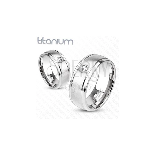 Matný prsten z titanu ve stříbrném odstínu, tenké rýhy a čirý zirkonek, 6 mm