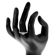 Stříbrný prsten 925, kulatý zirkon čiré barvy v kotlíku, zirkonky na ramenech