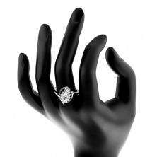 Prsten s lesklými rameny stříbrné barvy, broušený zrnkovitý zirkon, čirý lem