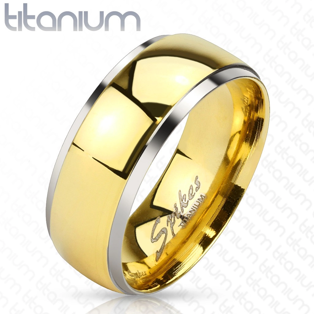 Levně Prsten z titanu - lesklý pás ve zlatém odstínu a úzké okraje stříbrné barvy, 8 mm - Velikost: 67