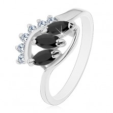 Prsten ve stříbrném odstínu, lesklá zahnutá ramena, tři barevné zrnkovité zirkony