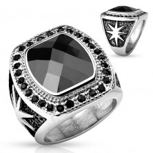 Masivní ocelový prsten stříbrné barvy, velký černý kámen a kulaté zirkonky