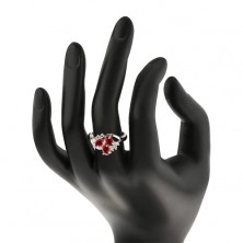 Lesklý prsten s rozdělenými rameny stříbrné barvy, čiré zirkonky, broušené ovály