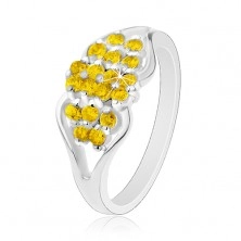 Prsten ve stříbrném odstínu, rozdělená ramena, kulaté žluté zirkonky