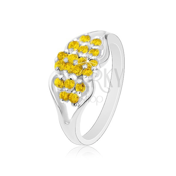 Prsten ve stříbrném odstínu, rozdělená ramena, kulaté žluté zirkonky
