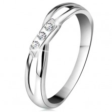 Zlatý 14K prsten - tři kulaté diamanty čiré barvy, rozdělená ramena, bílé zlato