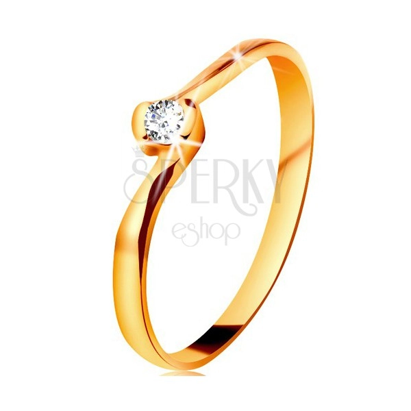 Prsten ve žlutém 14K zlatě - čirý diamant mezi zahnutými konci ramen