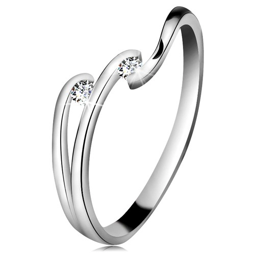 Diamantový prsten z bílého 14K zlata - dva blýskavé čiré brilianty, lesklé linie ramen - Velikost: 50