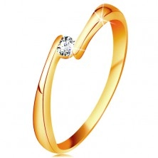 Prsten ze žlutého 14K zlata - čirý diamant mezi zúženými konci ramen