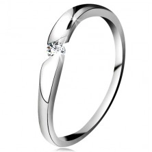 Diamantový prsten z bílého 14K zlata - briliant čiré barvy v šikmém výřezu
