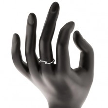 Prsten z bílého 14K zlata - čirý diamant mezi zúženými konci ramen