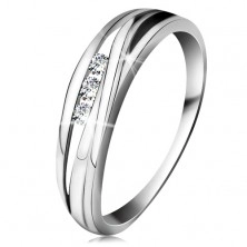 Briliantový prsten z bílého 14K zlata, zvlněné linie ramen, tři čiré diamanty