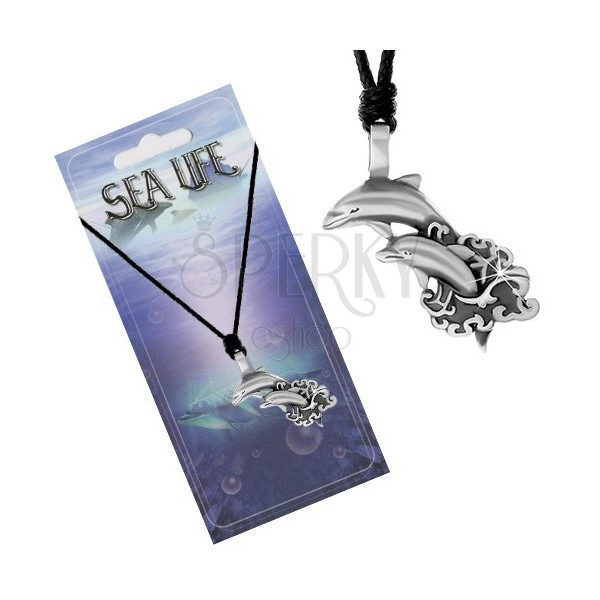 Šňůrkový náhrdelník s přívěskem ve tvaru dvou delfínů vyskakujících z moře