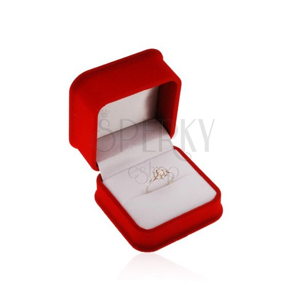 Sametová krabička na prsten nebo náušnice, hranatý tvar, červený odstín