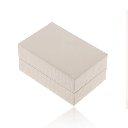 Levně Bílá dárková krabička na prsten nebo náušnice, rýhovaný povrch
