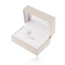 Bílá dárková krabička na prsten nebo náušnice, rýhovaný povrch