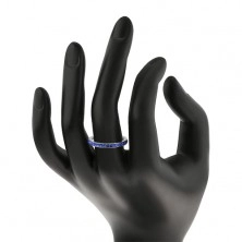 Ocelový prsten stříbrné barvy, blýskavé tmavomodré zirkonky