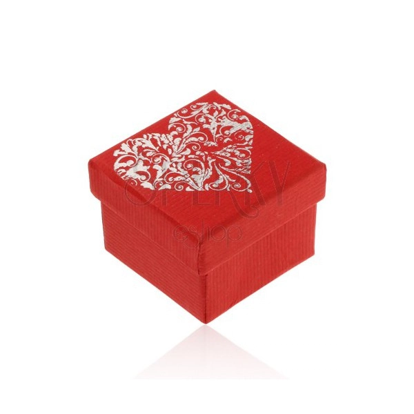 Dárková krabička v červeném odstínu, velké zdobené srdce stříbrné barvy