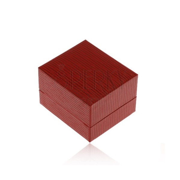 Dárková krabička na náušnice, koženkový povrch tmavě červené barvy, rýhy