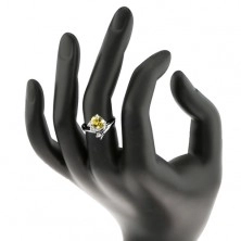 Třpytivý prsten ve stříbrném odstínu, oválný zirkon ve žluté barvě