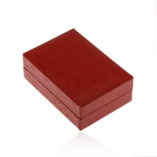 Krabička na náušnice v tmavě červené barvě, koženkový povrch se zářezy