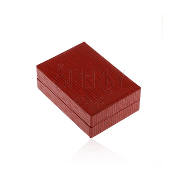 Krabička na náušnice v tmavě červené barvě, koženkový povrch se zářezy
