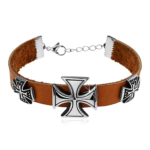 Světle hnědý náramek z umělé kůže, tři maltézské kříže stříbrné barvy