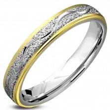 Prsten z chirurgické oceli, pískovaný pás s lesklou vlnkou, okraje zlaté barvy, 4 mm