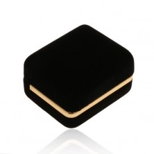 Černá krabička na prsten, hladký sametový povrch, pás ve zlatém odstínu