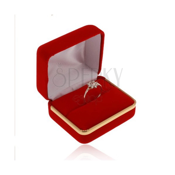 Sametová krabička na prsten, hladký povrch červené barvy, pás ve zlatém odstínu