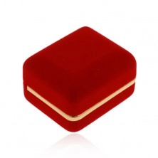 Sametová krabička na prsten, hladký povrch červené barvy, pás ve zlatém odstínu