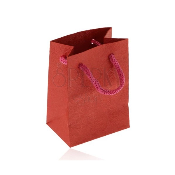 Malá papírová taštička na dárek, matný povrch v červeném odstínu, vzor s růžemi
